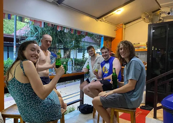 Voyagers Hostel เกาะพีพี